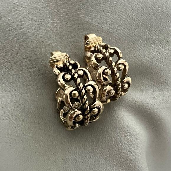 Vintage NEW Avon French Filigree Antique Gold Tone Clip On Hoops Earrings Signed - Picture 3 of 10